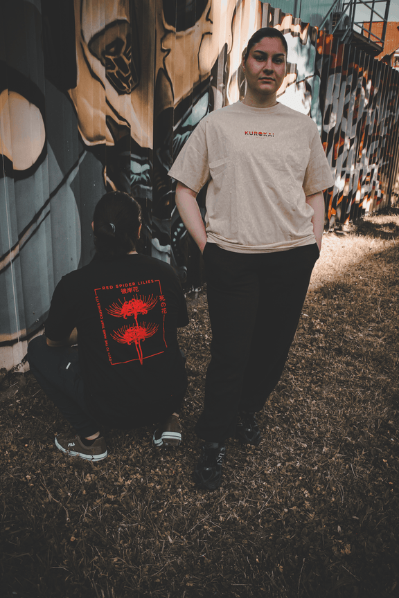 Rückansicht des Kurokai T-Shirts Red Spieder Lillies