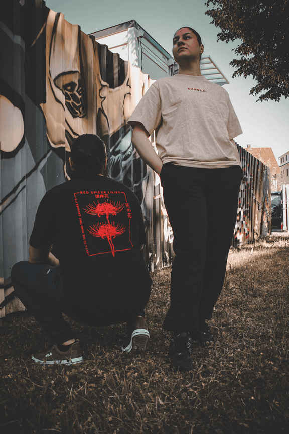 Rückansicht des Kurokai T-Shirts Red Spieder Lillies