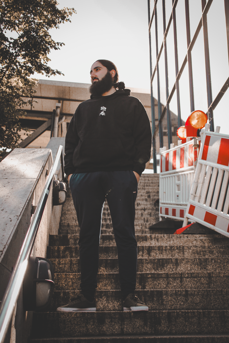 Vorderansicht des Kurokai Hoodies Mountain Sunset
