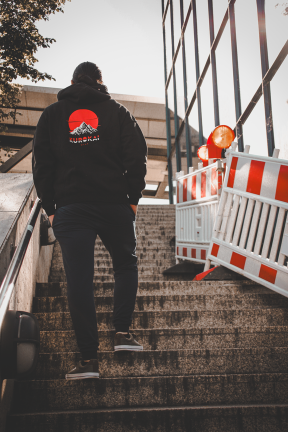 Rückansicht des Kurokai Hoodies Mountain Sunset