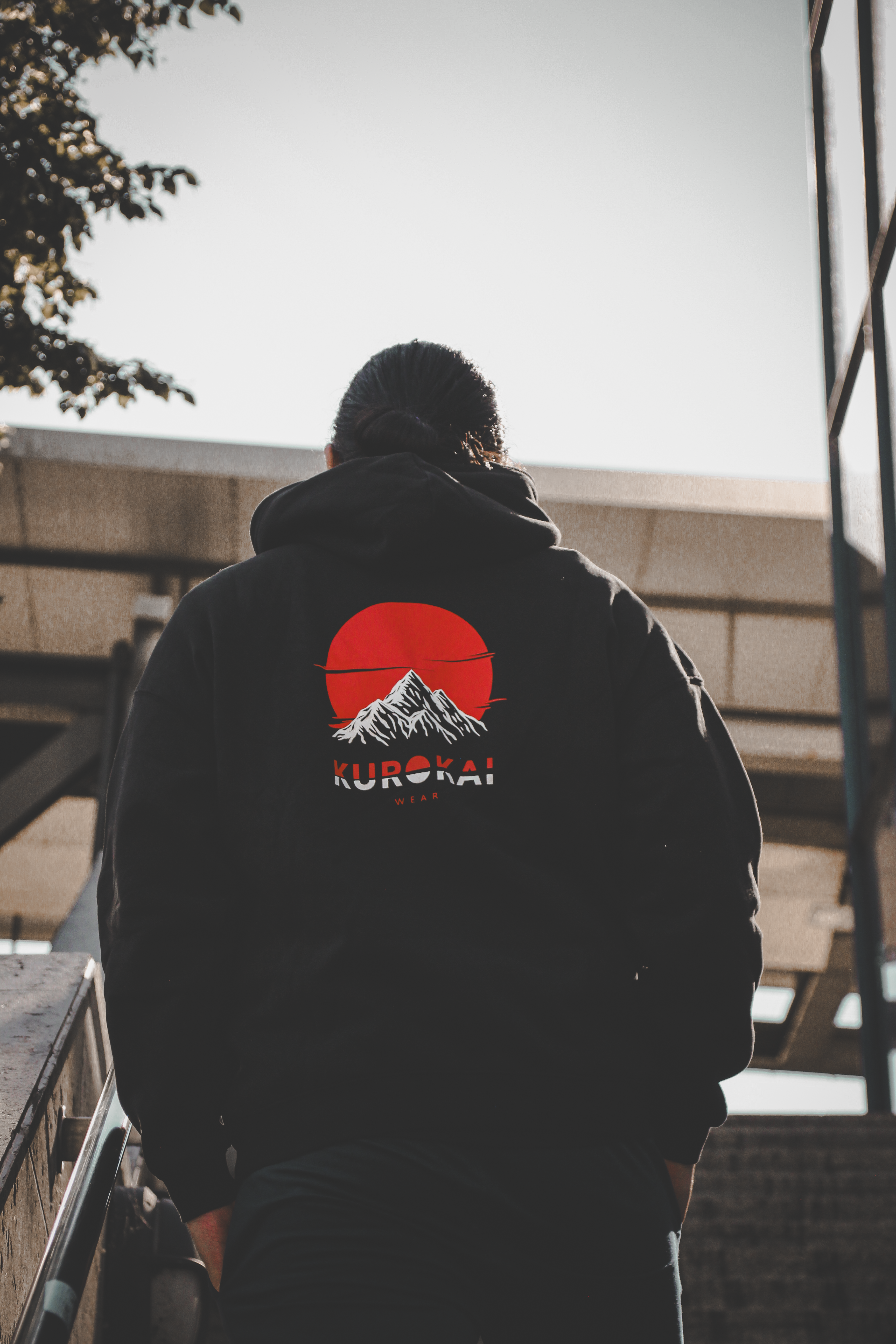 Rückansicht des Kurokai Hoodies Mountain Sunset
