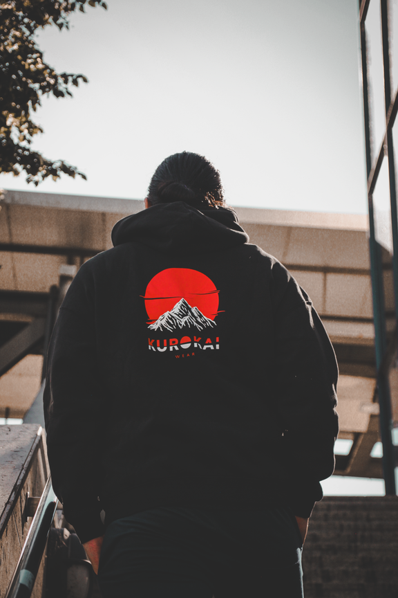 Rückansicht des Kurokai Hoodies Mountain Sunset
