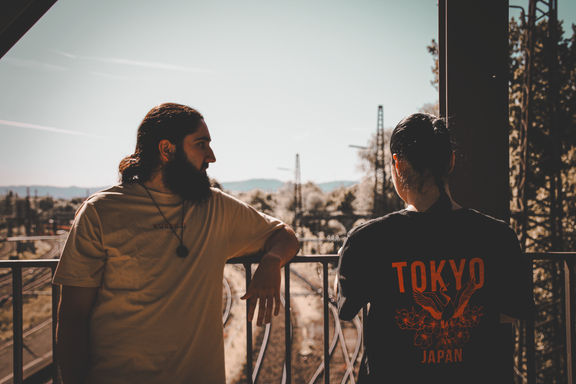 Rückansicht des Kurokai T-Shirts Tokyo Crane und Vorderansicht des Kurokai T-Shirts Dragon Lore