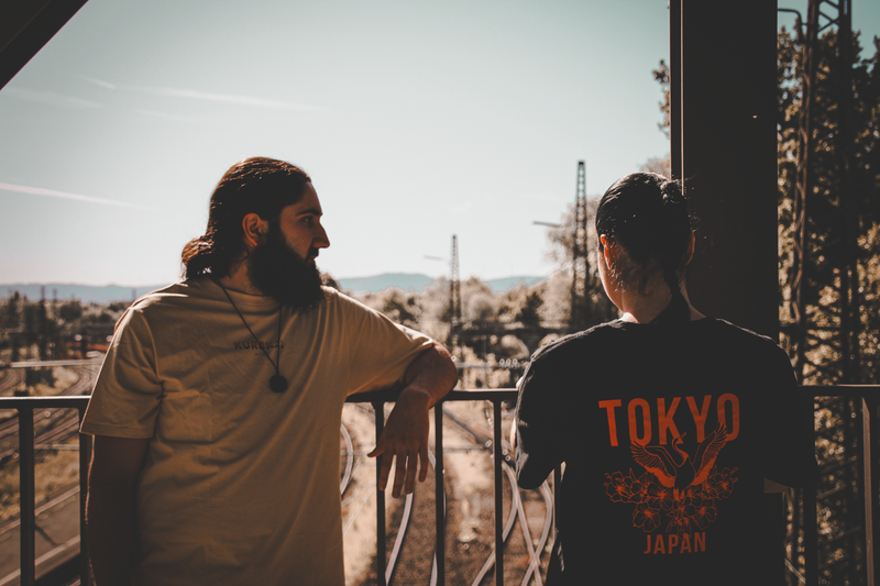 Rückansicht des Kurokai T-Shirts Tokyo Crane und Vorderansicht des Kurokai T-Shirts Dragon Lore