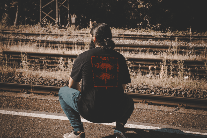 Rückansicht des Kurokai T-Shirts Red Spieder Lillies