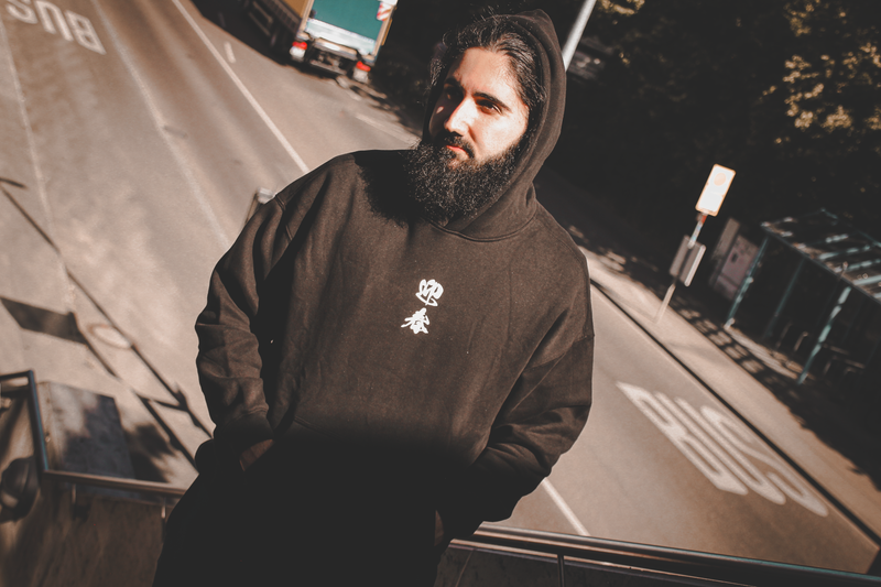 Vorderansicht des Kurokai Hoodies Mountain Sunset